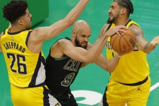 L'homme du tir de la victoire Derrick White entre Ben Sheppard et Obi Toppin. KEYSTONE/EPA/CJ GUNTHER